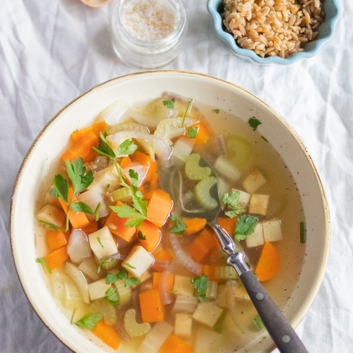 Gemüsesuppe kochen: ein einfaches Rezept zum Nachkochen