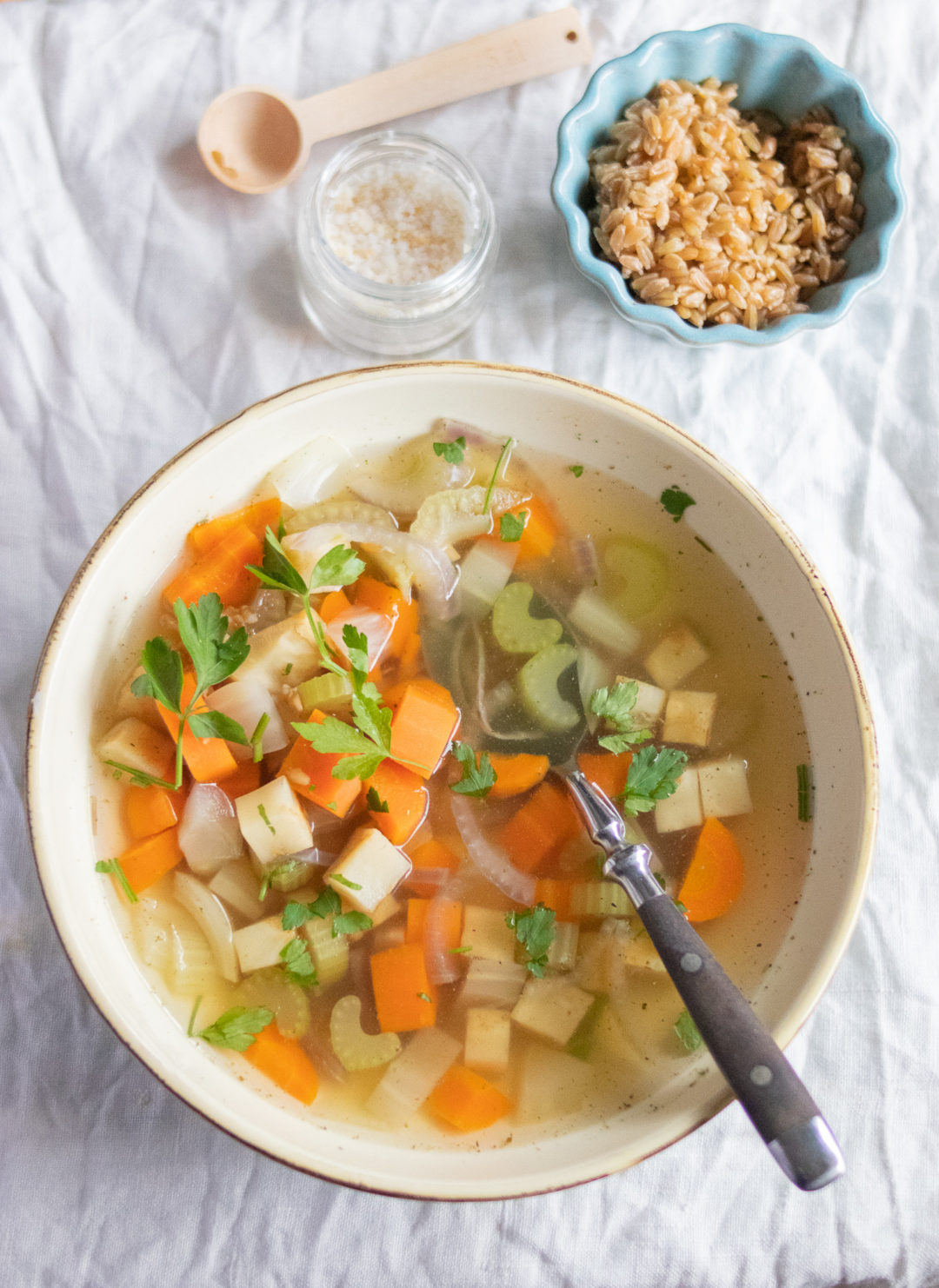 Rezept für eine schnelle und einfache vegetarische Gemüsesuppe. Mit Tipps, wie du eine Suppe ganz einfach selber kochst. #suppe #gesund #vegetarisch #gemüsesuppe #grünkern