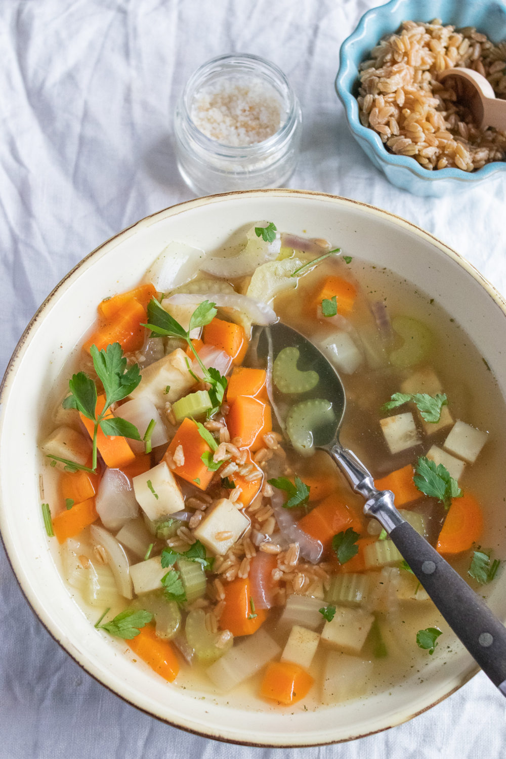 Gemüsesuppe ganz einfach kochen: Rezept für eine schnelle und einfache vegetarische Gemüsesuppe. Mit Tipps, wie du eine Suppe ganz einfach selber kochst. #suppe #gesund #vegetarisch #gemüsesuppe