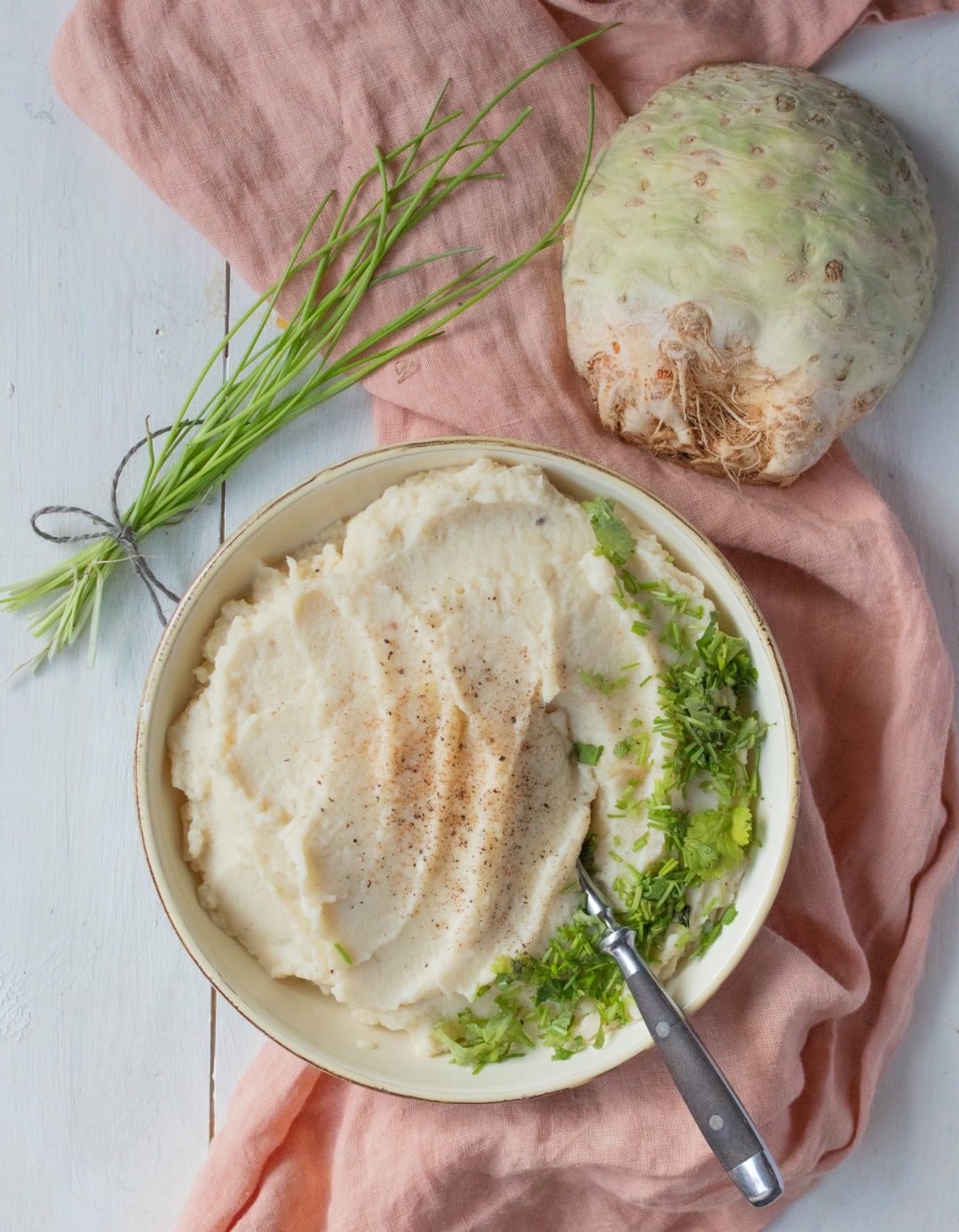 Rezept für Selleriepüree. Dieses gesunde Sellerierezept ist eine wunderbare kalorienarme Beilage und ideal, um magenschonend zu kochen. Probier es aus! #sellerierezept #kalorienarm #lowcarb #magenschonend