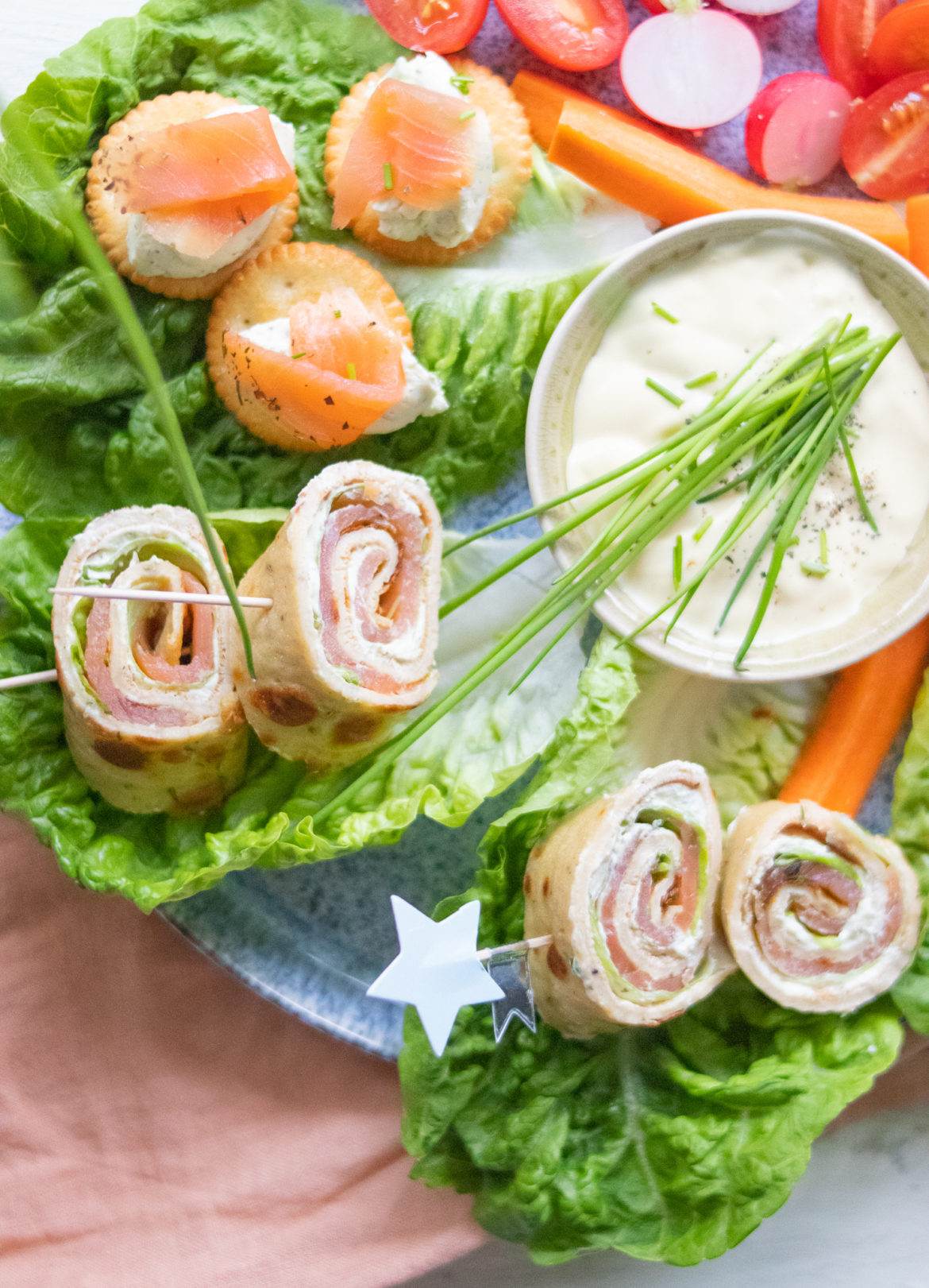Lachshäppchen mit Frischkäse Lachshäppchen für den Brunch. Pfannkuchen mit Lachs gefüllt.