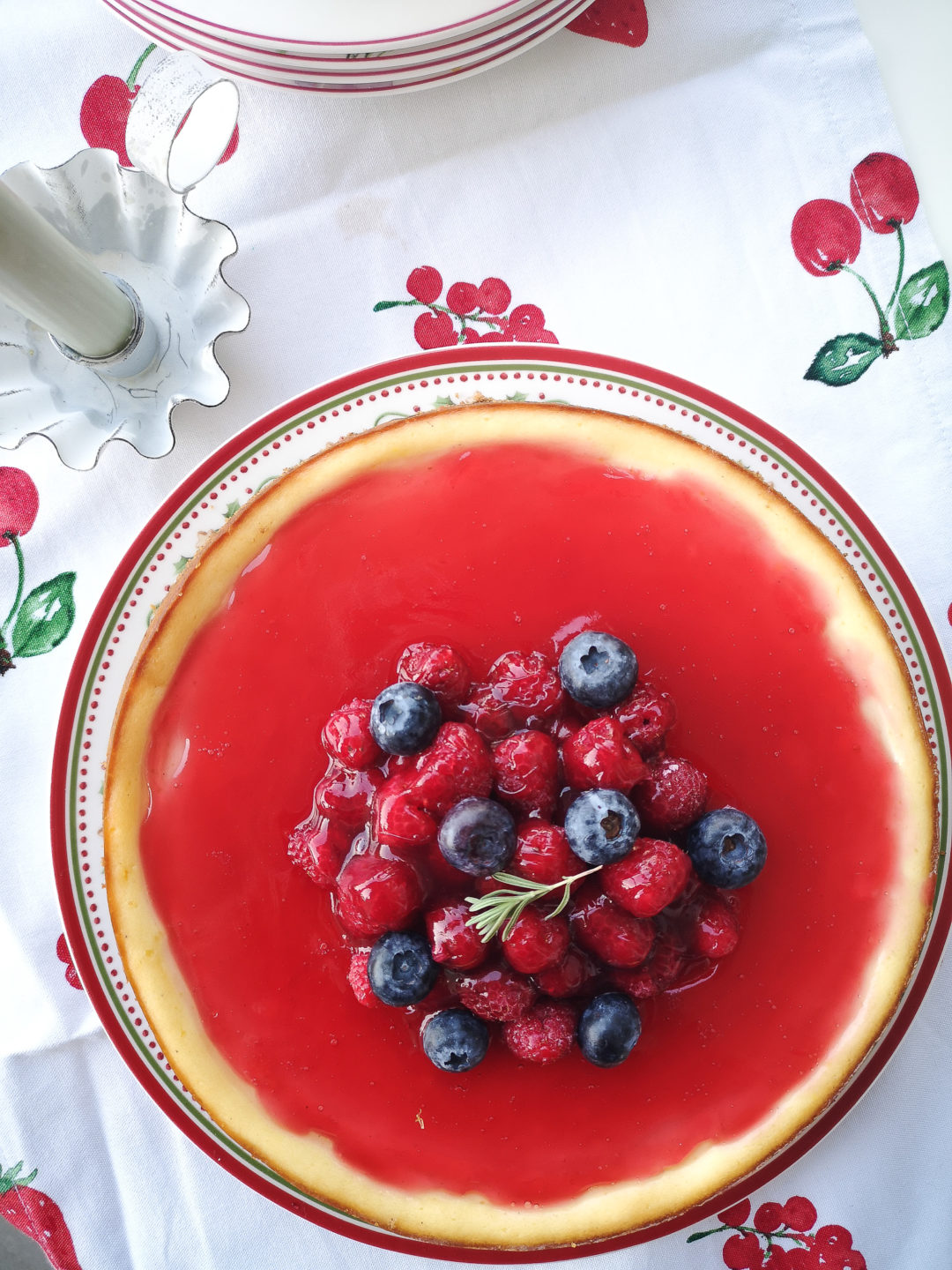 New York Cheesecake mit Himbeeren und Blaubeeren und Guss