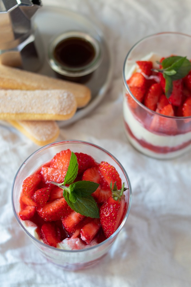 Erdbeertiramisu Rezept ein einfaches Dessert im Glas mit Erdbeeren 1 ...