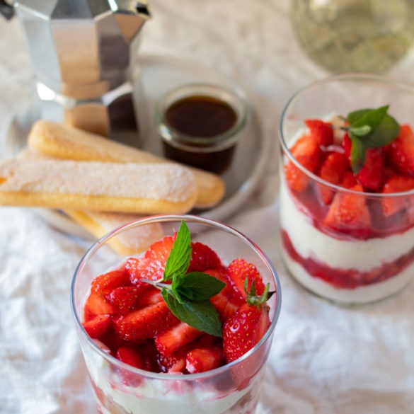 Erdbeertiramisu Rezept ein einfaches Dessert im Glas mit Erdbeeren 4 (2)
