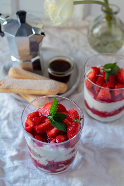 Erdbeertiramisu Rezept ein einfaches Dessert im Glas mit