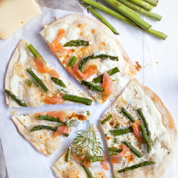 Flammkuchen mit Lachs und Spargel Rezept Flammkuchen mit Lachs und grünem Spargel belegt. Einfaches Rezept
