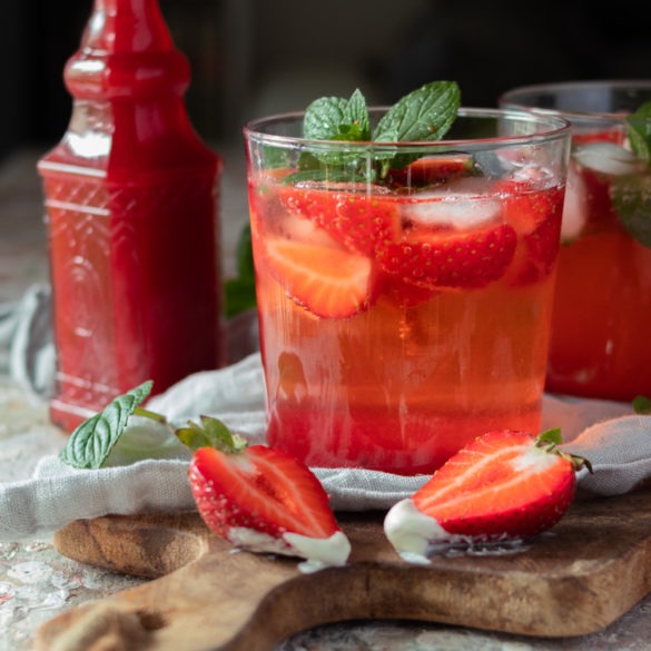 Rezept Erdbeersirup und Erdbeer Gin Tonic 2 Ich freu mich riesig, wenn du meine Rezept ausprobierst. Zeig mir dein Backergebnis gerne auf Social Media unter dem Tag #erdbeerqueen bei Instagram oder Facebook und markiere mich. Oder hinterlass mir einen Kommentar bei Pinterest. Merk dir das Rezept für später auf Pinterest