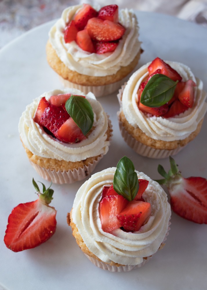 Erdbeer-Cupcakes mit einfachem Mascarpone-Frosting ...