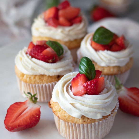 Rezept einfache Erdbeer Cupcakes mit Mascarpone Erdbeer Cupcakes mit Mascarpone Vanille Frosting und Erdbeerfüllung