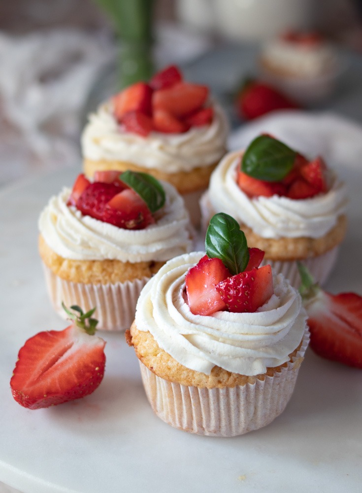 Erdbeer-Cupcakes mit einfachem Mascarpone-Frosting ...