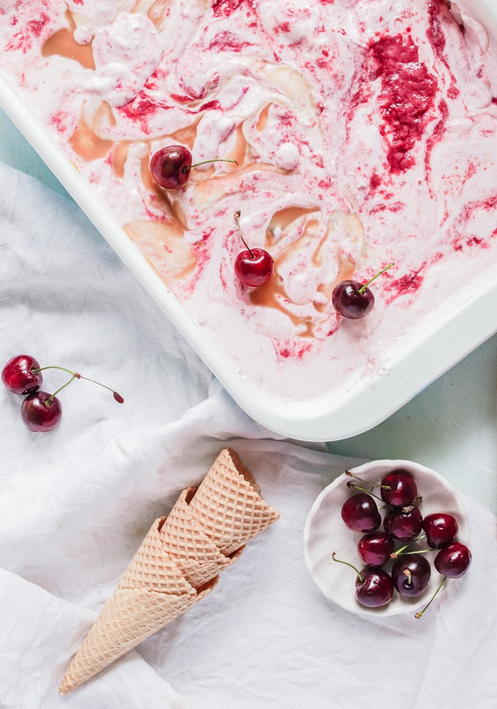 Selbstgemachtes Kirscheis mit Eismaschine und ohne Eismaschine