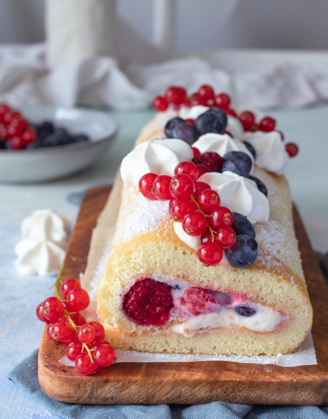 Biskuitrollen Rezept - Grundrezept für eine Biskuitrolle mit Quark-Sahne