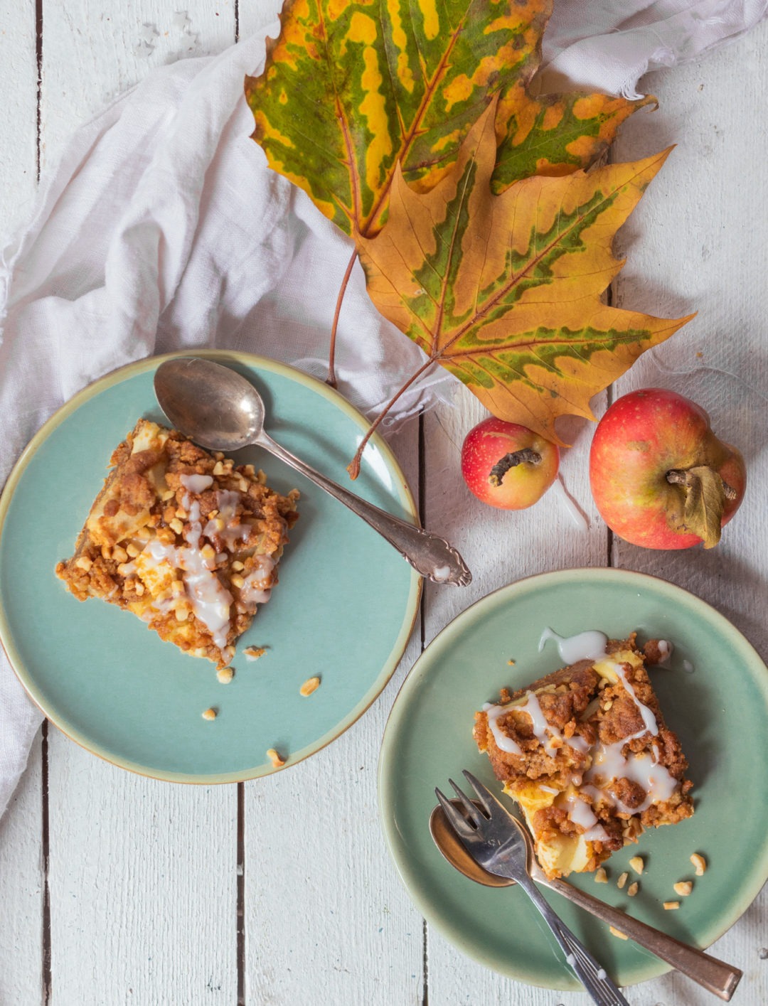 Apfelkuchen mit Streuseln vom Blech einfaches Rezept. Apfelkuchenstücke super saftig.