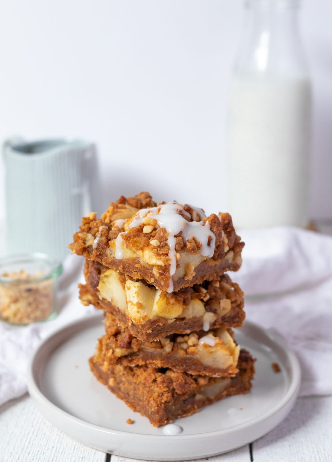 Apfelkuchen mit Streuseln vom Blech einfaches Rezept. Streusel als Boden und als Streusel.