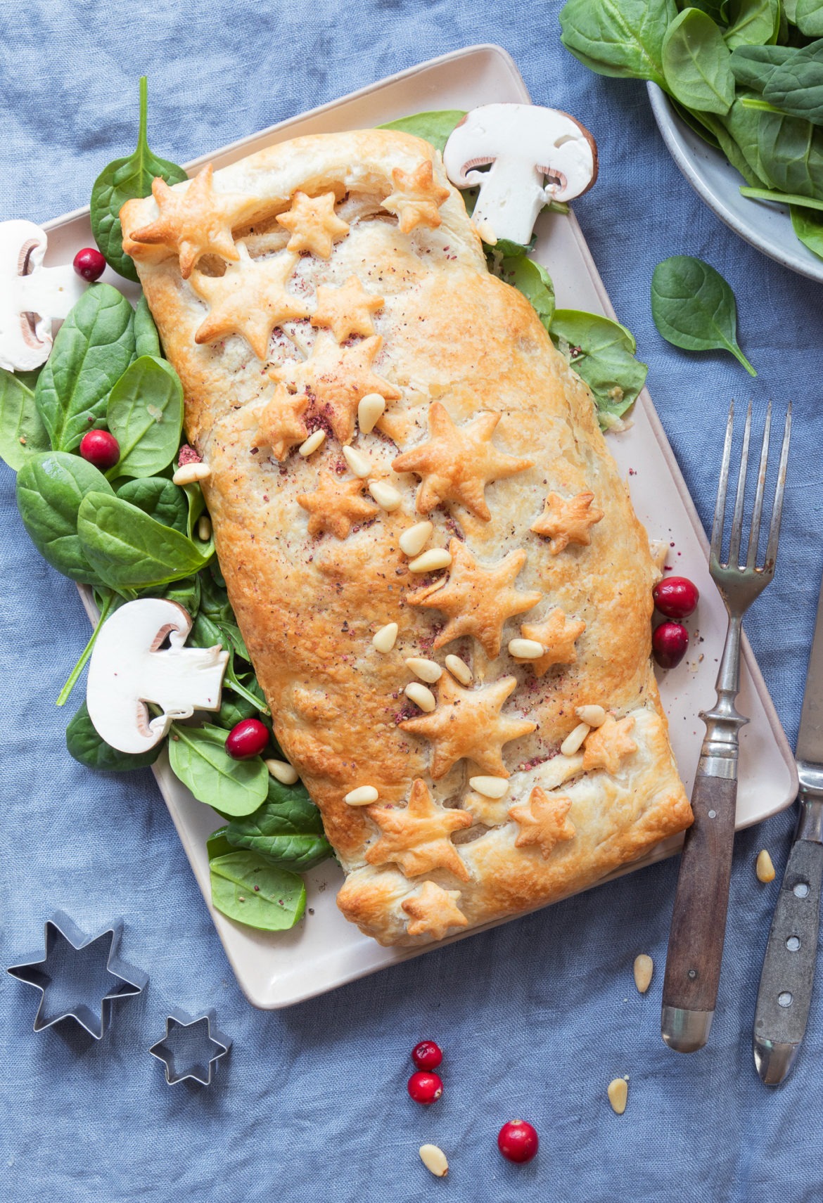 Vegetarischer Blätterteigstrudel mit Champignons und Spinat gefüllt