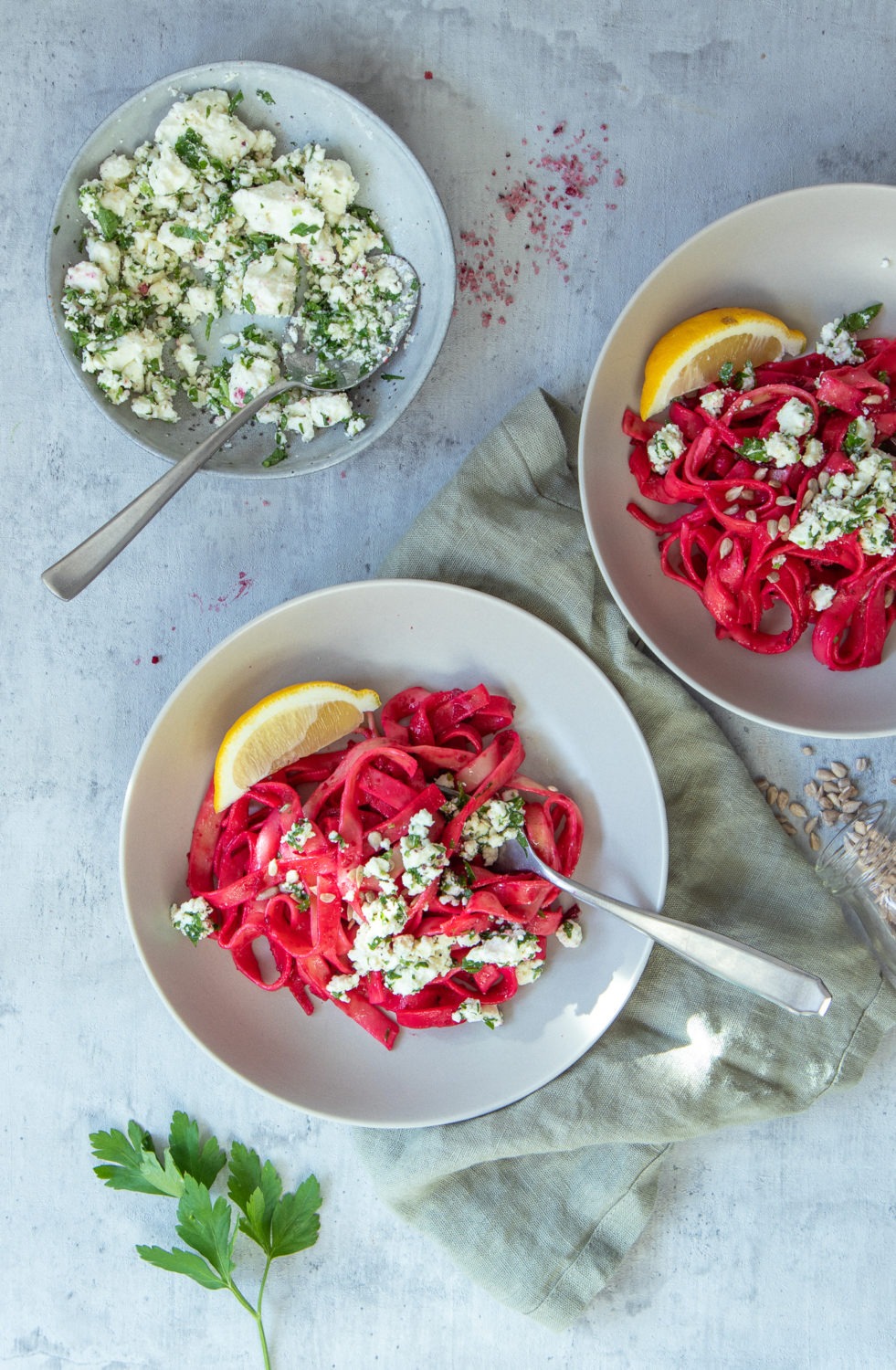 Rote Bete Nudeln mit Schafskäse. Rote Bete Rezept mit gekochter oder frischer Rote Bete